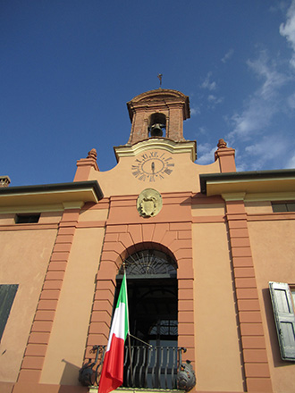 Foto 1 - La facciata principale di Palazzo Sessa-Aldrovandi con la torre campanaria a vela