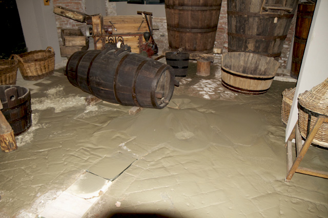 Un vulcanello di sabbia nel locale della cantina